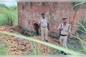 Bihar News: ईंट-भट्ठे के गड्ढे में दफन मिली महिला की लाश, हत्या कर साक्ष्य मिटाने की आशंका