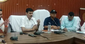 सीएम डैशबोर्ड समीक्षा में डीएम ने लगाई अधिकारियों की क्लास, 14 अधूरी परियोजनाओं पर जताई नाराजगी