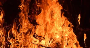 Ballia News : चूल्हे की चिंगारी से लगी आग, तीन झोपड़ियां और दो करकट के मकान जलकर राख