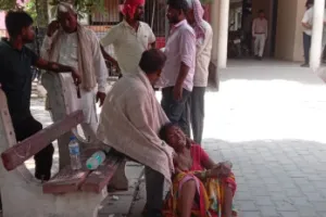 Ballia News: सड़क किनारे खड़ी बस से टकराई बाइक, पति-पत्नी की दर्दनाक मौत