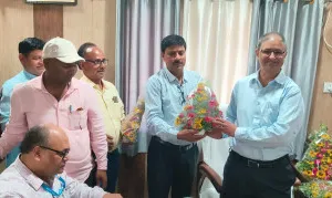बलिया में इंडियन रेड क्रॉस सोसायटी ने नवागत सीएमओ डॉ. अभय नारायण राय का किया स्वागत