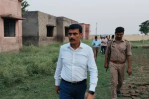 नौरंगा में कटानरोधी कार्य की धीमी रफ्तार पर भड़के डीएम, युद्धस्तर पर काम पूरा करने के निर्देश