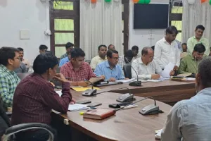 Ballia News : बलिया में बिजली विभाग की समीक्षा बैठक, लापरवाही पर अवर अभियंता निलंबित