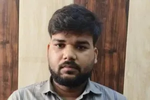 आजमगढ़ BSA कार्यालय में रिश्वतखोरी का भंडाफोड़, 10 हजार रुपये लेते बाबू गिरफ्तार