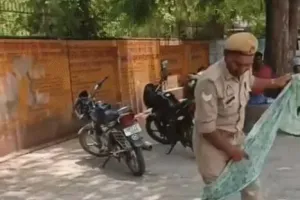 फतेहपुर कलेक्ट्रेट में महिला ने किया आत्मदाह का प्रयास, होमगार्ड जवानों की तत्परता से टला बड़ा हादसा