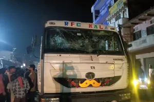 चंदौली में दर्दनाक सड़क हादसा: ट्रक की चपेट में आने से महिला की मौत, पति बाल-बाल बचा