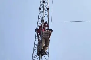 बस्ती में वायरलेस टावर पर चढ़कर प्रदर्शन करने वाली महिला पर मुकदमा दर्ज