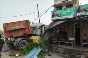 Mau-Rasra Road Accident : तेज रफ्तार ट्रेलर दुकानों में घुसा, लाखों की संपत्ति नष्ट, चालक घायल