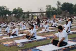 Ballia News: अंतरराष्ट्रीय योग दिवस पर पुलिस लाइन में भव्य आयोजन, परिवहन मंत्री दयाशंकर सिंह ने किया योगाभ्यास