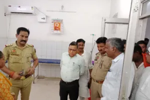 Ballia News: ट्रैक्टर की टक्कर से युवक की मौत, इलाज में लापरवाही का आरोप; जिला अस्पताल में परिजनों का हंगामा