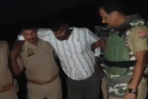Ballia News: पुलिस मुठभेड़ में संदिग्ध गोतस्कर गिरफ्तार, जवाबी कार्रवाई में पैर में लगी गोली