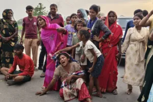Gonda News: गोंडा में रेलवे ट्रैक के पास मिला युवक का शव, हत्या का आरोप; हाईवे पर शव रखकर परिजनों ने किया प्रदर्शन