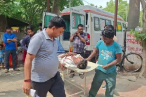 Barabanki News: ऑटो और बाइक की आमने-सामने भिड़ंत, गड्ढे में पलटा सीएनजी ऑटो; महिला समेत छह घायल