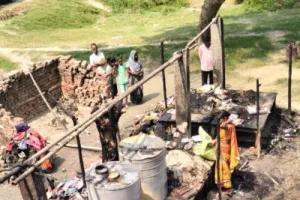 खाना बनाते समय लगी आग, चार झोपड़ियां राख; दो लाख नकदी समेत गृहस्थी का सामान स्वाहा
