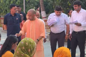 गोरखपुर में जनता दर्शन के दौरान सीएम योगी ने सुनीं 200 लोगों की समस्याएं, अधिकारियों को दिए सख्त निर्देश