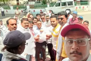 बलिया में शिक्षकों का विशाल प्रदर्शन, टीईटी अनिवार्यता के विरोध में सरकार को सौंपा ज्ञापन