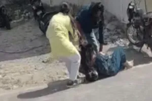 होटल के बाहर पत्नी ने पति को प्रेमिका संग पकड़ा, बीच सड़क पर हुआ हाईवोल्टेज ड्रामा