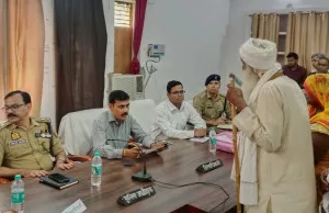 Ballia News : सम्पूर्ण समाधान दिवस में डीएम ने सुनीं 161 शिकायतें, भूमि और पेंशन मामलों पर दिए सख्त निर्देश