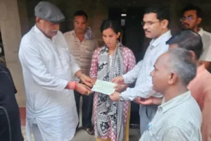 बलिया: हाईटेंशन करंट हादसे के पीड़ित परिवार को ₹10 लाख की सहायता, सीमा यादव को सौंपा गया चेक