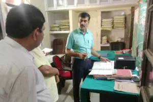 नगर पालिका में डीएम का औचक निरीक्षण, 14 कर्मचारी अनुपस्थित मिले, एक दिन का वेतन काटने के निर्देश