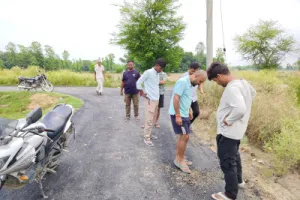 Ballia News : सड़क निर्माण में घटिया गुणवत्ता का आरोप, ग्रामीणों ने काम रुकवाया