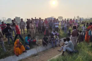 संभल: गंगा एक्सप्रेसवे पर डबल डेकर बस डिवाइडर से टकराई, 2 की मौत, दो दर्जन घायल