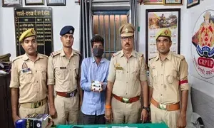 बलिया रेलवे स्टेशन से शातिर चोर गिरफ्तार, चोरी का सोने का लॉकेट और नकदी बरामद