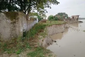बलिया में सरयू का कहर: कई मकान नदी में समाए, सैकड़ों परिवारों पर मंडराया संकट; कटान पीड़ितों का धरना जारी