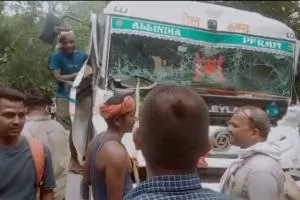 बलिया: एनएच-31 पर दो गिट्टी लदे ट्रकों की भिड़ंत, चालक गंभीर घायल