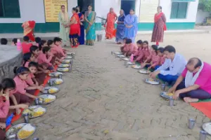 बलिया: बच्चों के साथ जमीन पर बैठकर BEO ने चखा मिड-डे-मील, शिक्षा व्यवस्था का लिया जायजा