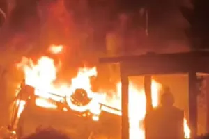 Azamgarh News: बिजली के पोल से टकराया डीजल टैंकर, धमाके के बाद लगी भीषण आग; तीन लोगों की जिंदा जलकर मौत