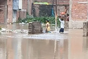 बलिया में गंगा-घाघरा का बढ़ा जलस्तर, कई इलाकों में घुसा बाढ़ का पानी; कटान से पलायन को मजबूर ग्रामीण