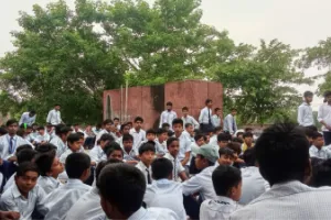 Shravasti News: नवोदय विद्यालय में खाने में कीड़े मिलने का आरोप, छात्रों ने शुरू की भूख हड़ताल; हॉस्टल की छत पर प्रदर्शन