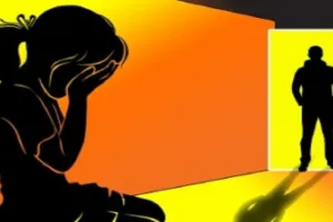 परीक्षा में फेल करने की धमकी देकर छात्रा का चार महीने तक यौन शोषण का आरोप, स्कूल प्रबंधक के बेटे पर केस