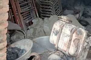 बलिया: शॉर्ट सर्किट से टेंट हाउस के गोदाम में लगी आग, लाखों का सामान जलकर राख