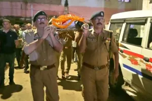Ballia News : आरक्षी परितोष मिश्रा को नम आंखों से अंतिम विदाई, एसपी ओमवीर सिंह ने दिया कंधा