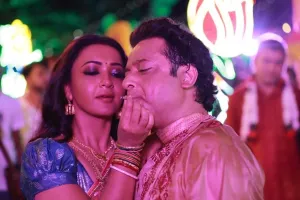 ‘बोहरूपी- द गोल्डन डाकू’ का नया गाना ‘मॉयदमुखो हिट’ रिलीज, पूजा के जश्न में घुला डांस का रंग