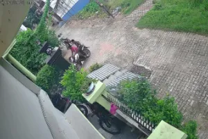 Ballia News : बलिया में दिनदहाड़े महिला के गले से चेन झपटी, CCTV में कैद हुई वारदात
