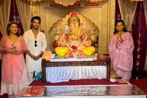 गणपति पंडाल पहुंचीं ‘थोड़ी सी उम्मीद, थोड़ा सा आसमान’ की आरती बिराजदार, किताब-पेन की अपील ने खींचा ध्यान