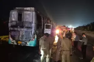 यमुना एक्सप्रेसवे पर स्लीपर बस में भीषण आग, 9 यात्रियों की मौत; पहचान के लिए DNA जांच