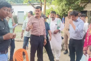 बलिया: बैरिया आपदा कंट्रोल रूम के औचक निरीक्षण में मिली अव्यवस्था, डीएम ने जताई नाराजगी