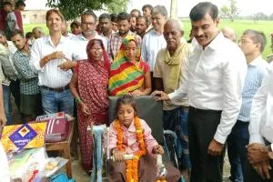 बलिया: एक पैर से जिंदगी की चुनौतियों का सामना कर रही रागिनी की मदद को पहुंचे डीएम, पढ़ाई के लिए दी किताबें और ट्राईसाइकिल