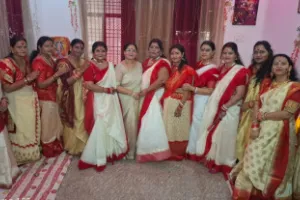बलिया में बंगाल के रंग में रंगा नवरात्रि उत्सव, महिलाओं ने किया धुनुची नृत्य और सिंदूर खेला