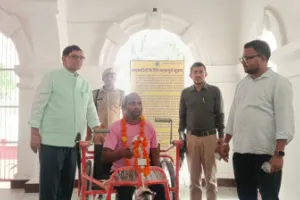 बलिया: जनसुनवाई में दिव्यांग की फरियाद पर डीएम ने तत्काल दिलाई ट्राईसाइकिल