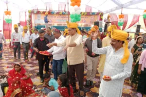 बलिया में 76 जोड़ों ने थामा एक-दूसरे का हाथ, सामूहिक विवाह समारोह में डीएम ने दिया आत्मनिर्भरता का संदेश
