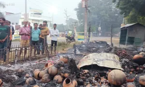 बलिया: मझौवां में अराजक तत्वों ने दो जगह लगाई आग, कई झोपड़ियां और हजारों का सामान जलकर राख