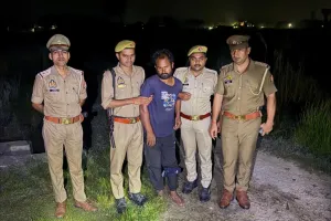 गड़वार में पुलिस मुठभेड़, शातिर गौ तस्कर के पैर में लगी गोली; तमंचा-कारतूस बरामद