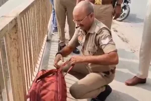जय प्रभा सेतु से सरयू में कूदा युवक, बैग और जूता मिलने से मचा हड़कंप