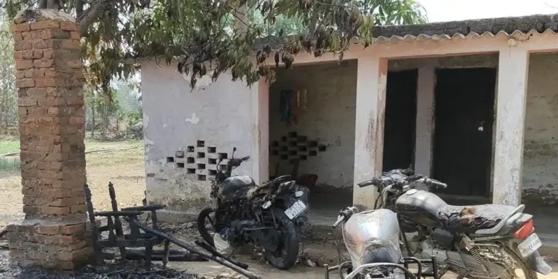 देवरिया में झोपड़ी में लगी भीषण आग, तीन बाइक समेत लाखों का सामान जलकर राख