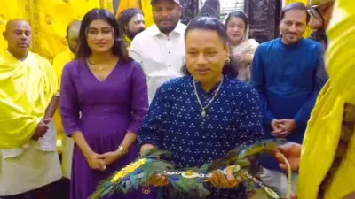 वृंदावन में प्रेमानंद महाराज के दरबार पहुंचे कैलाश खेर, भजनों से भक्तिमय हुआ माहौल